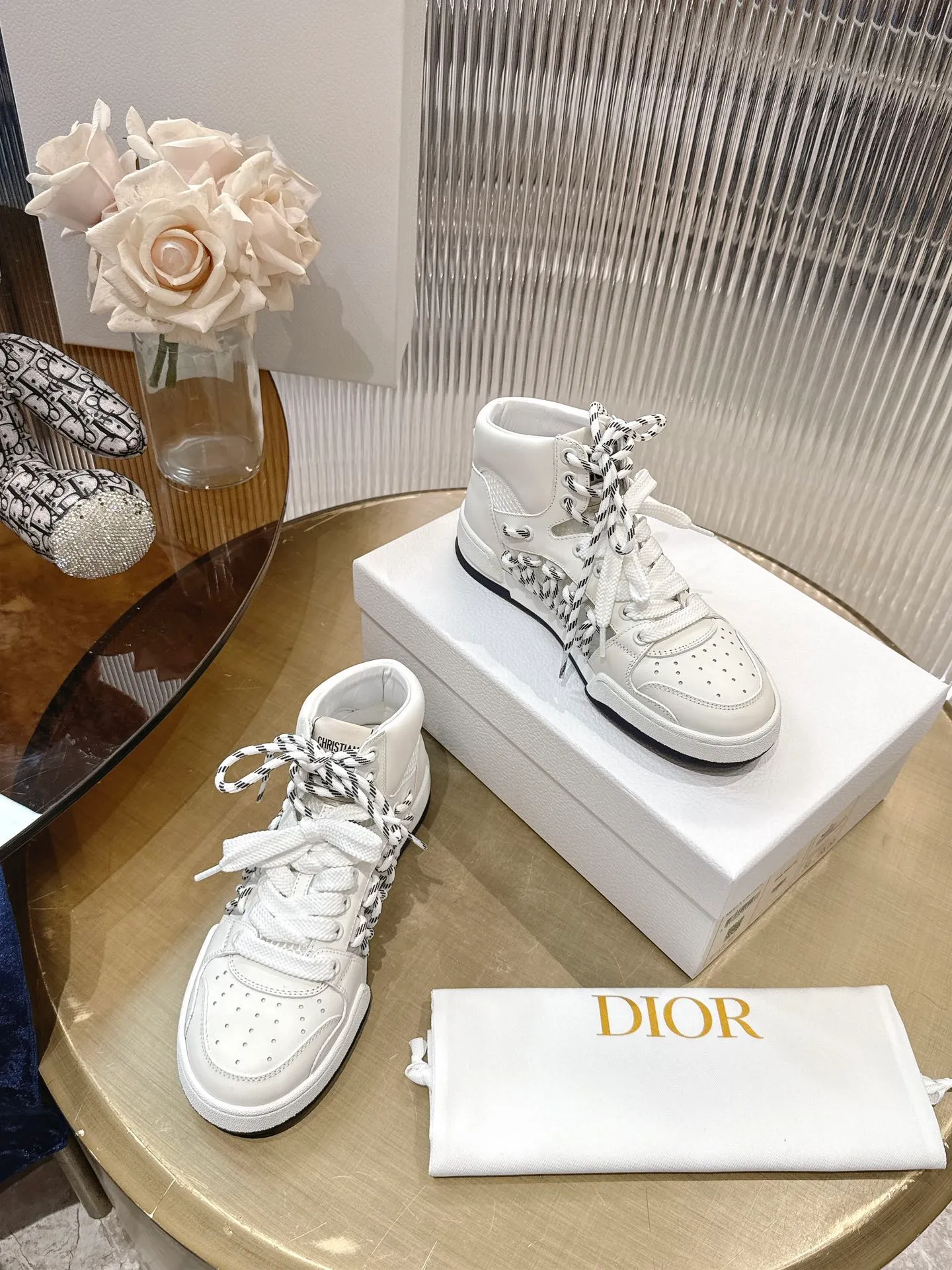 👟👟Ex-factory price 740👟👟 (Top version) Couple model Dior, C’est 25 new college style casual fashion high-top sneakers, showing eye-catching and fashionable style. Carefully crafted, the hollow design on the side of the upper is super fashionable, and the details also add a touch of elegance. The lightweight two-tone sole offers exceptional comfort and sporty style. Can add a stylish touch to any casual look. The tongue and sole are decorated with the Christian Paris logo, and the cowhide design is styled. Women's size 35-44